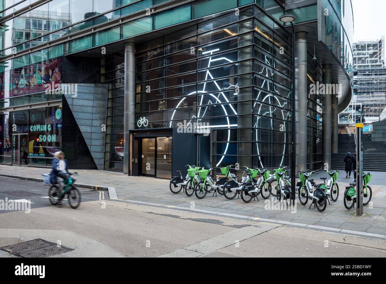 Edificio adatto alle gite in bicicletta Londra - Coffey Architects ha rinnovato 10 edifici Exchange Square a Broadgate per includere una corsa dedicata all'ingresso della bicicletta. Foto Stock