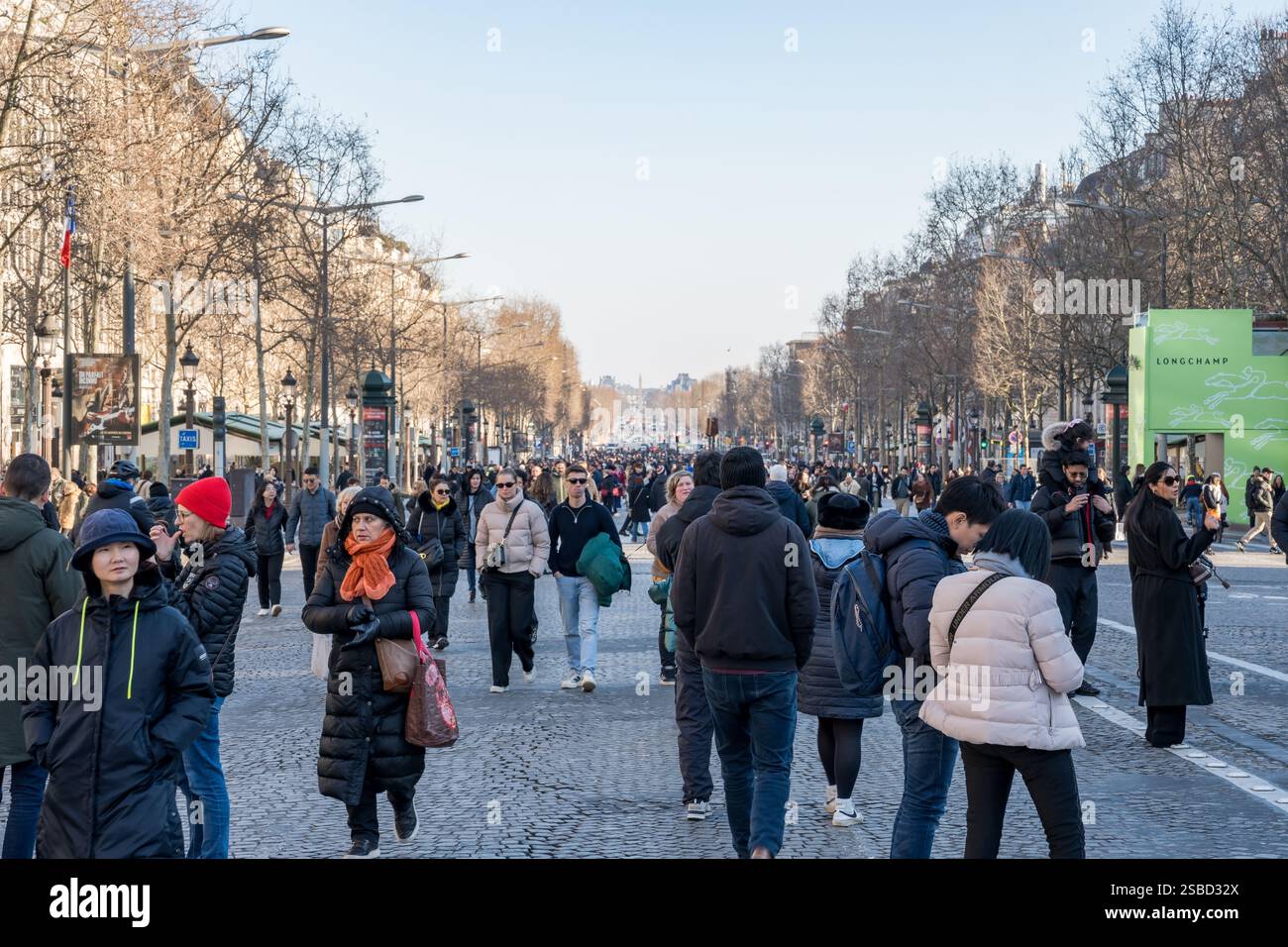 La celebrazione lunare attira folle sugli Champs-Elysees durante il Capodanno cinese 2025 Foto Stock