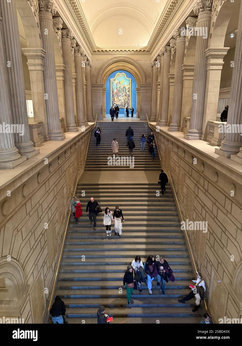 Scalinata centrale al secondo piano le gallerie di pittura presso il Metropolitan Museum of Art di New York City il museo più grande negli Stati Uniti. Foto Stock