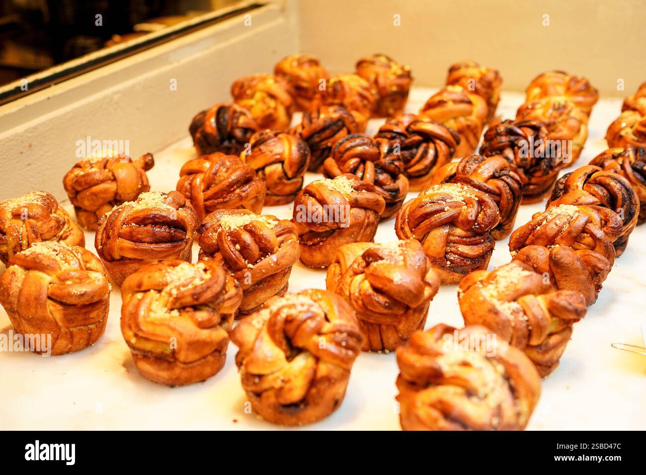 Assortimento di diversi tipi di pane intrecciato, Babka in esposizione in una pasticceria Foto Stock
