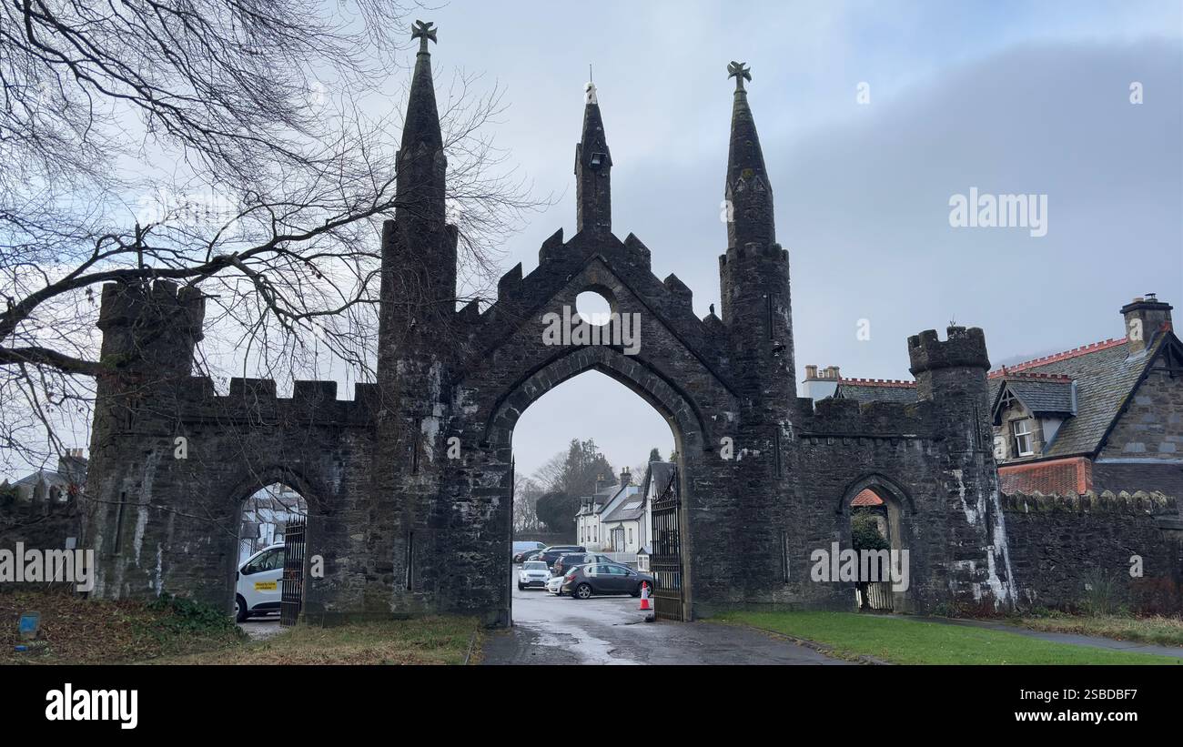 Porta del castello di Taymouth a Kenmore. Antico edificio scozzese. Loch Tay, Highlands scozzesi - Immagine stock catturata con smartphone