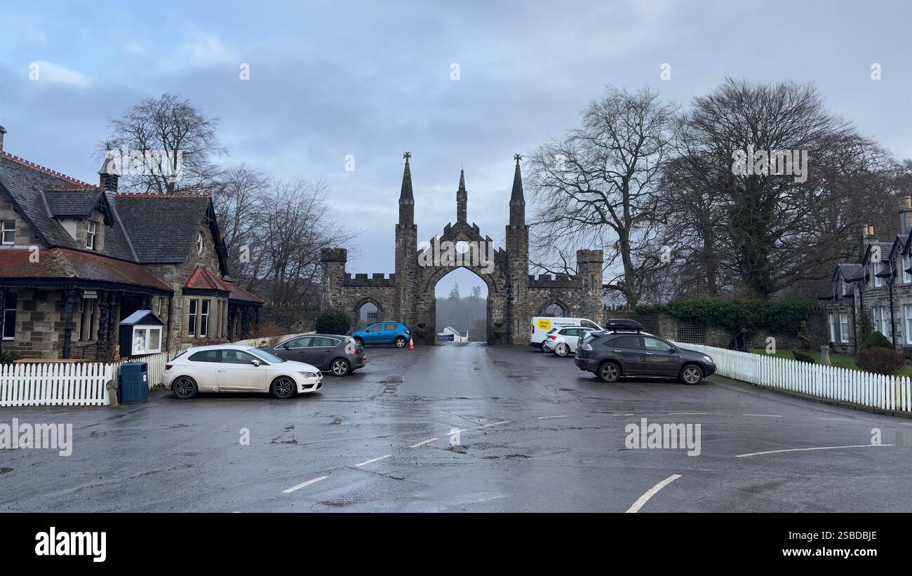 Porta del castello di Taymouth a Kenmore. Antico edificio scozzese. Loch Tay, Highlands scozzesi - Immagine stock catturata con smartphone