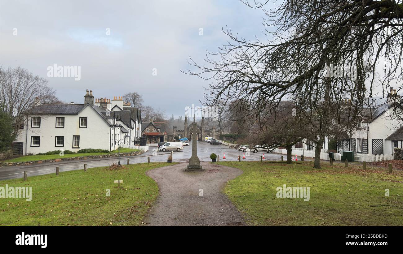 Kenmore Main Street nelle Highlands scozzesi. Piccolo villaggio in Scozia. - Immagine stock catturata con smartphone