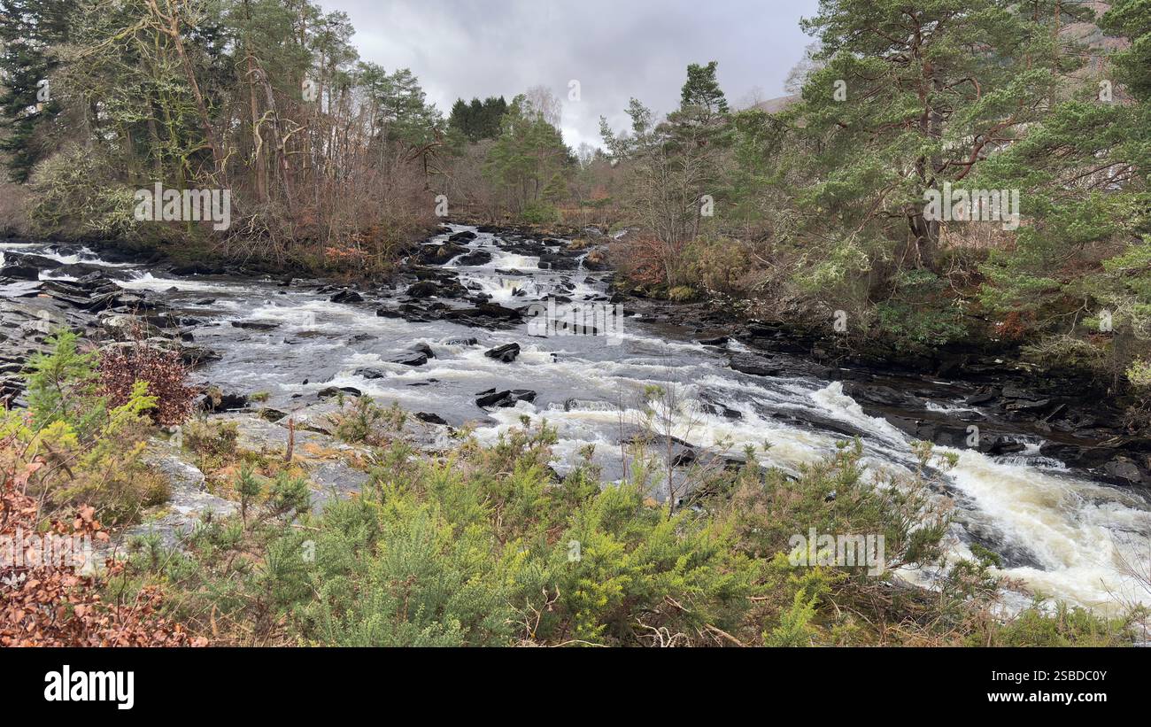 Cascate di Dochart a Killin. Dove il fiume Tay si unisce a Loch tay. Highlands scozzesi - Immagine stock catturata con smartphone