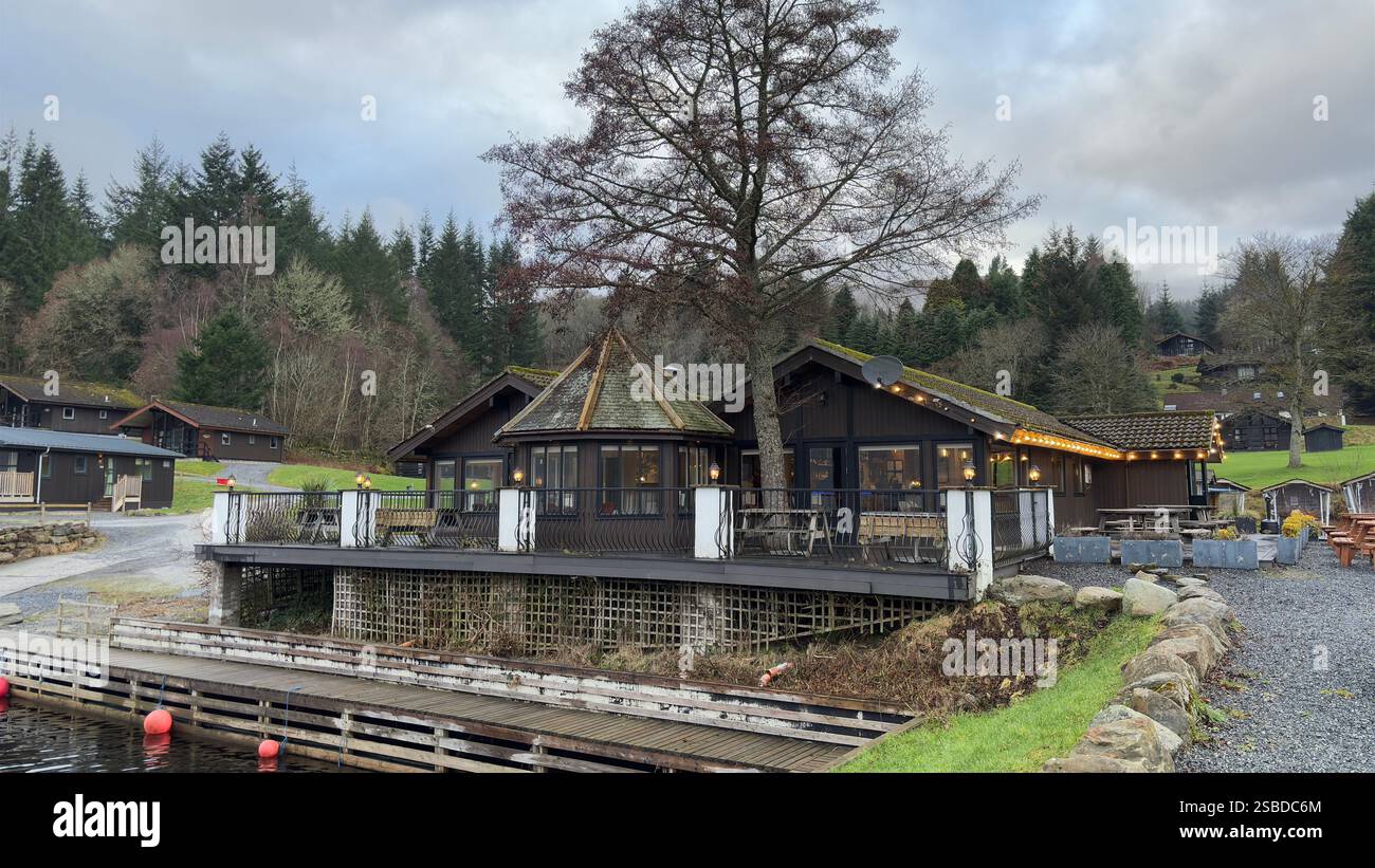 L'edificio del ristorante Boathouse sulle rive del Loch Tay nelle Highlands scozzesi - Immagine stock catturata con smartphone