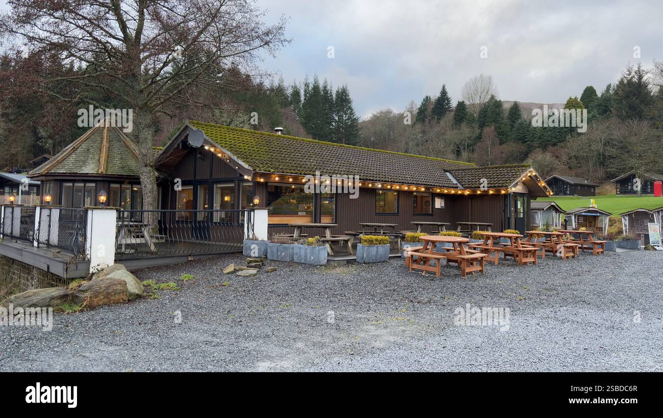 L'edificio del ristorante Boathouse sulle rive del Loch Tay nelle Highlands scozzesi - Immagine stock catturata con smartphone