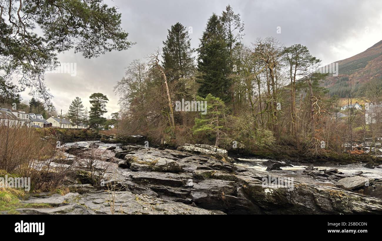 Cascate di Dochart a Killin. Dove il fiume Tay si unisce a Loch tay. Highlands scozzesi Foto Stock