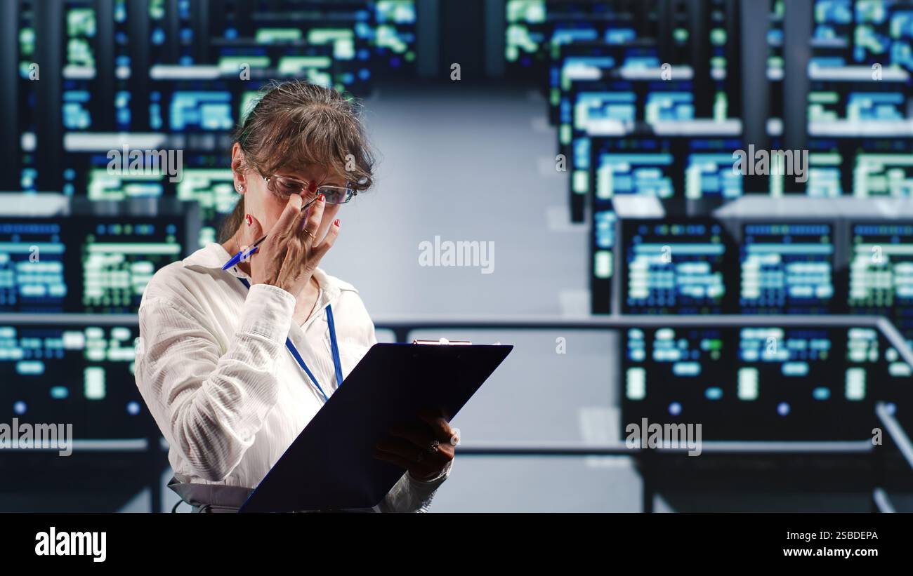 Un esperto addetto all'assistenza nel data center è in grado di gestire operazioni di elaborazione complesse, effettuando aggiornamenti regolari alle unità server, aumentando la potenza di elaborazione per prevenire i rischi Foto Stock