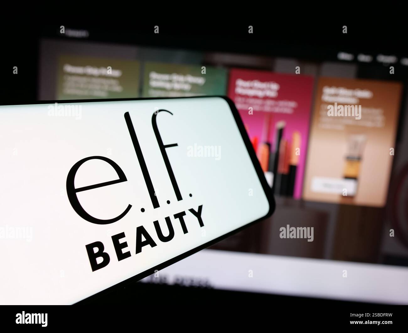 In questa illustrazione fotografica, uno smartphone con il logo della società di cosmetici americana e.l.f. Beauty Inc. Sullo schermo è visibile davanti al sito Web aziendale. Foto Stock
