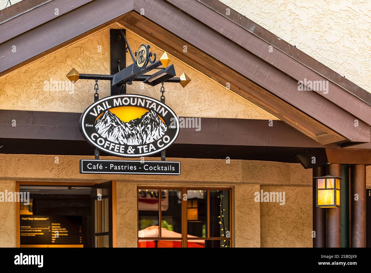 Beaver Creek, Stati Uniti d'America - 8 ottobre 2022: Beaver Creek, villaggio sciistico del Colorado, negozio ristorante cartello per Vail Mountain Coffee and Tea Foto Stock