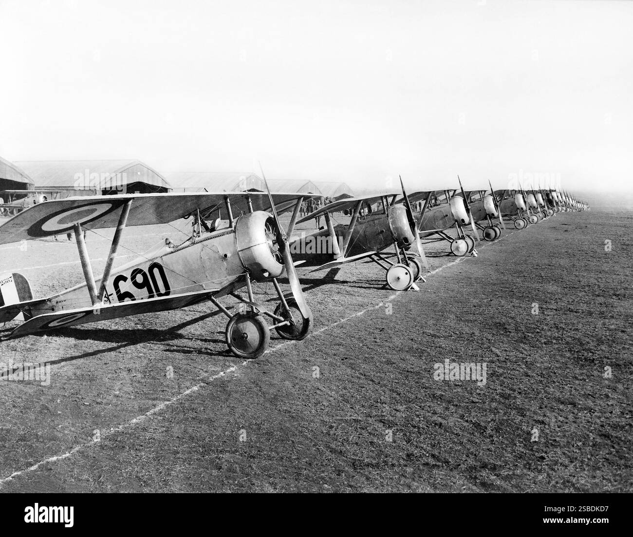 Ventisei aerei in linea per ispezione, campo di aviazione, Issoudun, Francia, U.S. Army Signal Corps, aprile 1918 Foto Stock