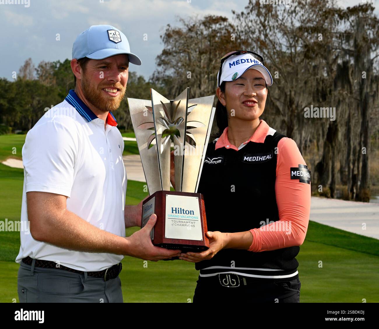 Orlando, Stati Uniti. 2 febbraio 2025. L'ex giocatore della NHL e vincitore dilettante Joe Pavelski (L) e A Lim Kim detengono l'Hilton Trophy dopo aver vinto il torneo LPGA Hilton Grand Vacations Tournament of Champions al Lake Nona Golf and Country Club di Orlando, Florida, domenica 2 febbraio 2025. Foto di Joe Marino/UPI credito: UPI/Alamy Live News Foto Stock