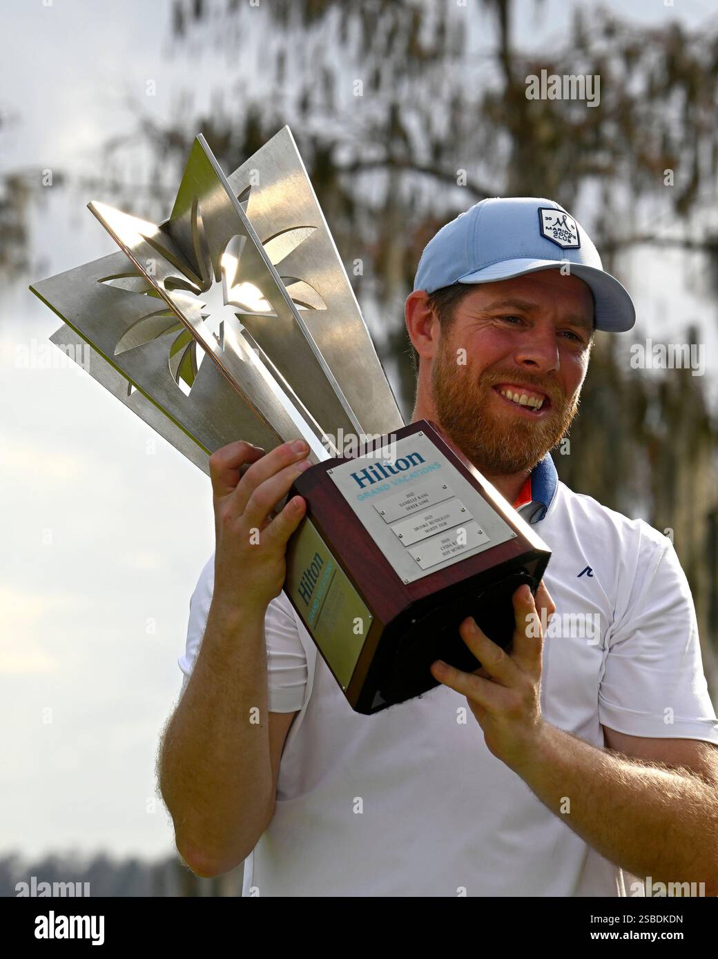 Orlando, Stati Uniti. 2 febbraio 2025. L'ex giocatore della NHL Joe Pavelski detiene l'Hilton Trophy dopo aver vinto il torneo LPGA Amateur Hilton Grand Vacations Tournament of Champions al Lake Nona Golf and Country Club di Orlando, Florida, domenica 2 febbraio 2025. Foto di Joe Marino/UPI credito: UPI/Alamy Live News Foto Stock