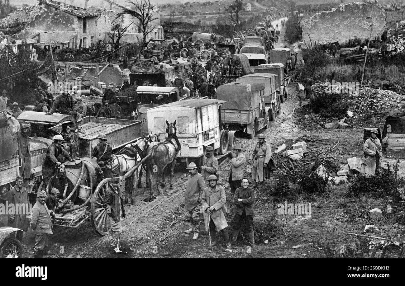 Tipico scenario di congestione del traffico che causa grandi ritardi sulle strade dietro le linee americane, Esnes, Argonne, Francia, U.S. Signal Corps, 1918 Foto Stock Tipico scenario di congestione del traffico che causa grandi ritardi sulle strade dietro le linee americane, Esnes, Argonne, Francia, U.S. Signal Corps, 1918 Foto Stock