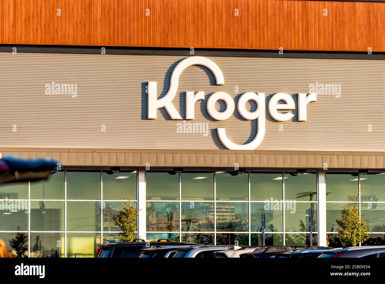 Brownsburg, Stati Uniti - 2 novembre 2022: Cartello di ingresso Midwest Indiana per il moderno negozio di alimentari Kroger con logo e auto nel parcheggio Foto Stock
