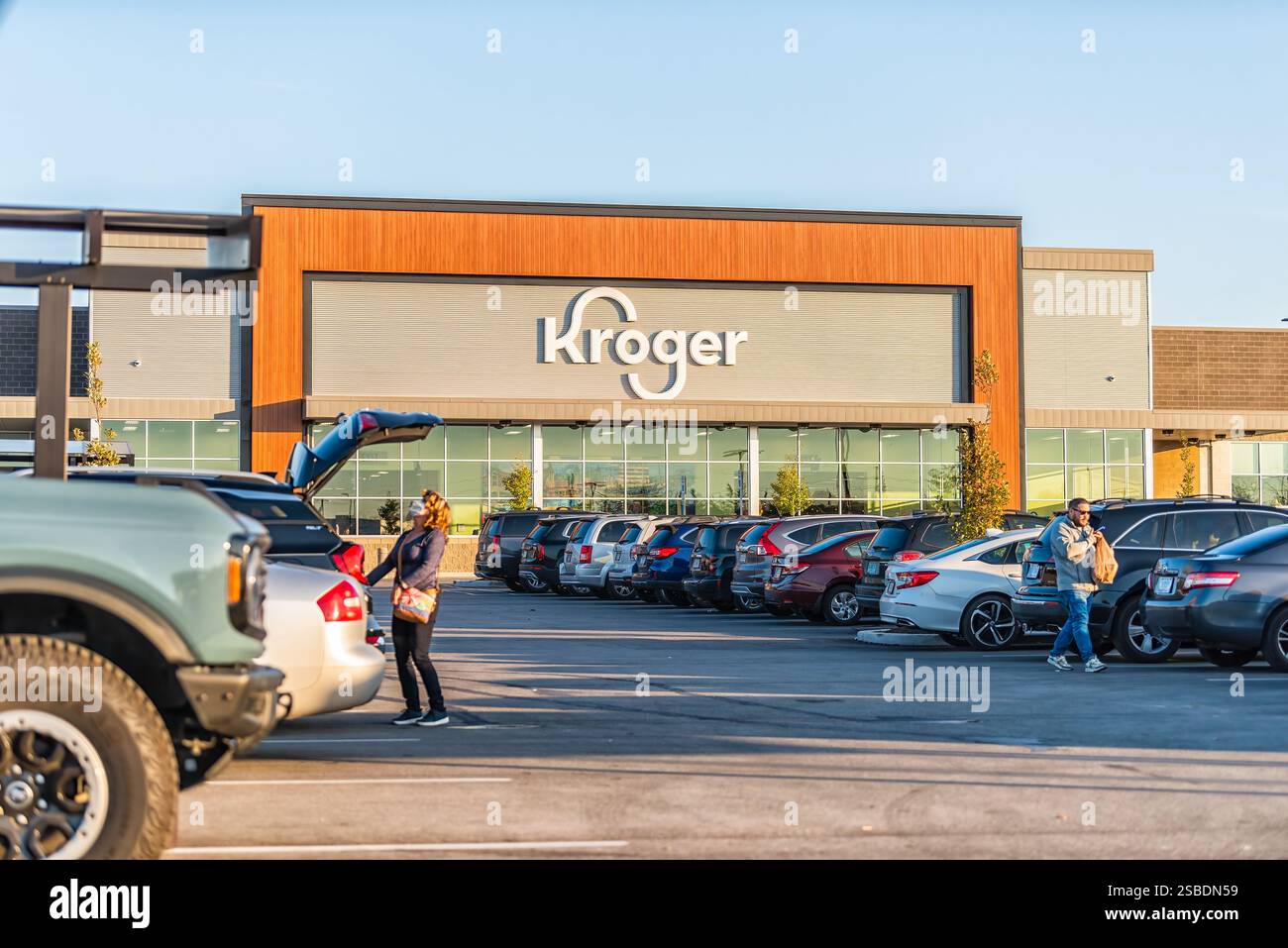 Brownsburg, Stati Uniti - 2 novembre 2022: Cartello d'ingresso Midwest Indiana per il moderno negozio di alimentari Kroger con logo e personale nel parcheggio Foto Stock