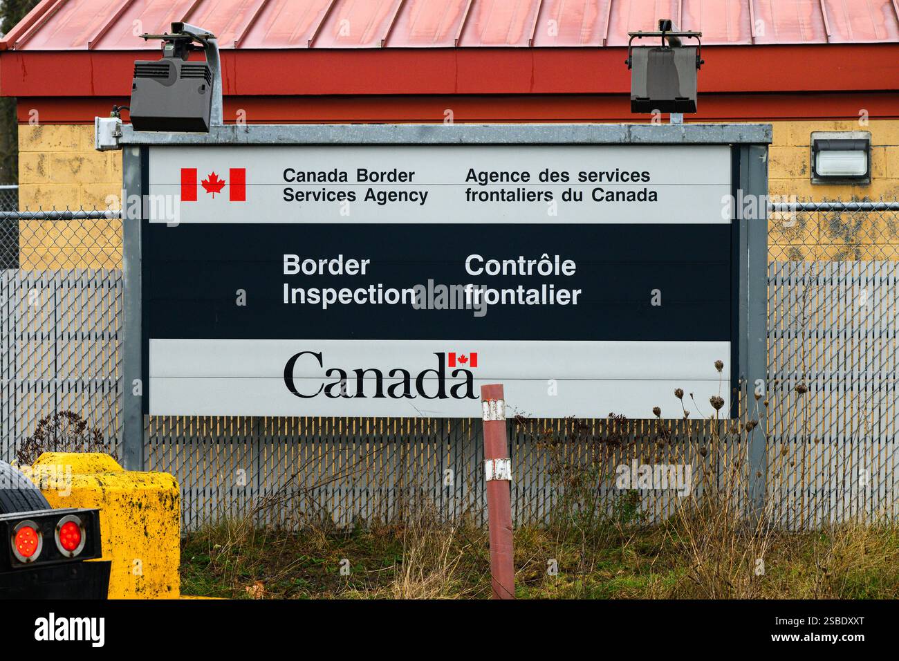 Abbotsford, BC, CA - 8 gennaio 2025; Canada Border Services Agency Border Inspection sign at International crossing Foto Stock