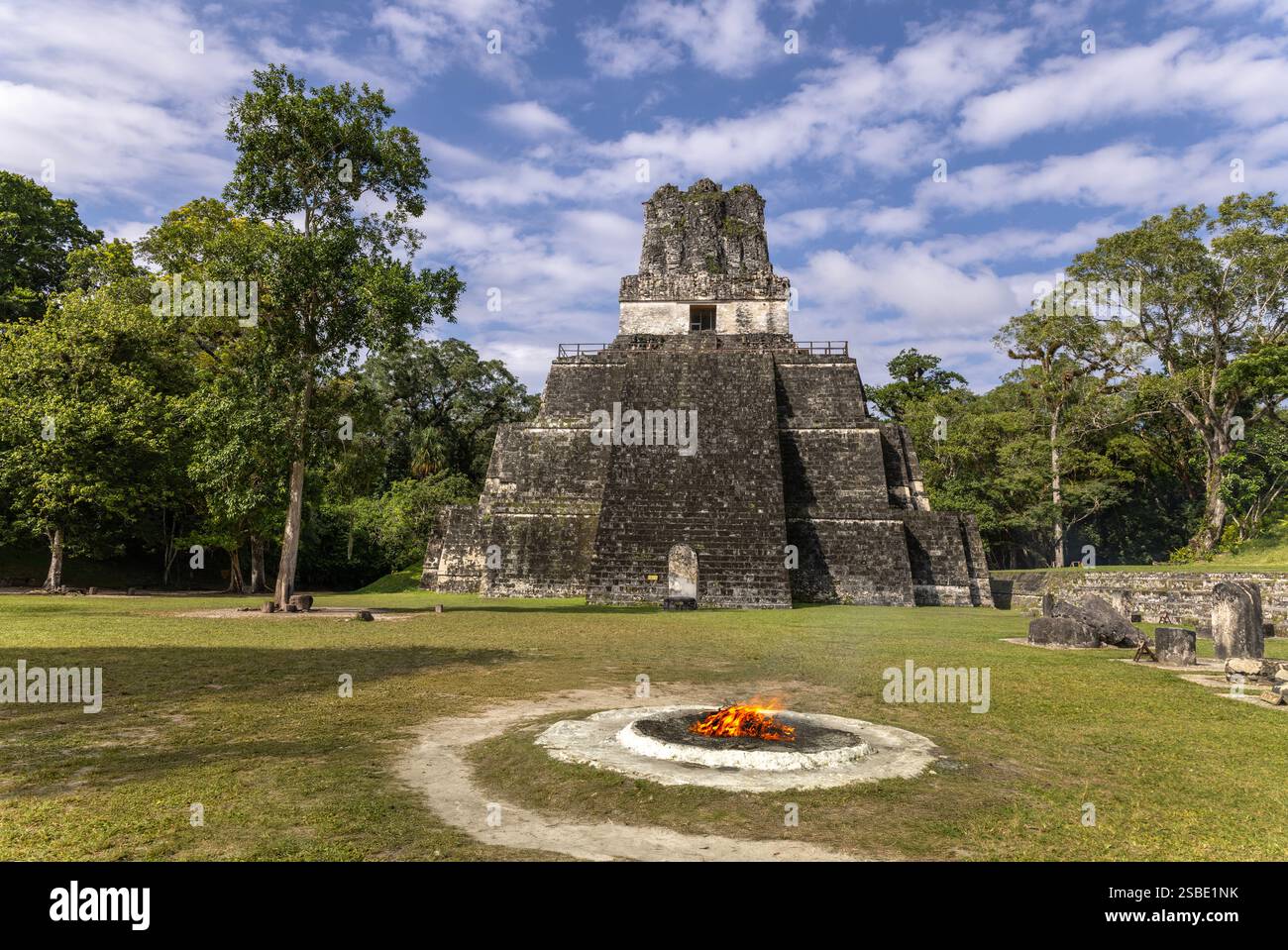 Tempio II, Tempio delle maschere, dell'antica città maya di Tikal nella foresta pluviale tropicale di Petén, El Peten, Guatemala Foto Stock