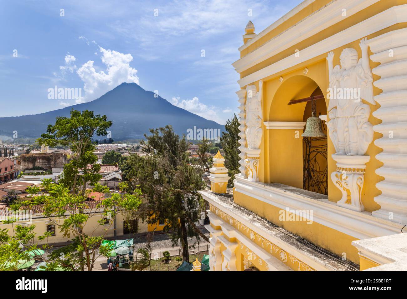 Vista dal tetto della Chiesa e del Convento di la Merced, Antigua, Guatemala Foto Stock
