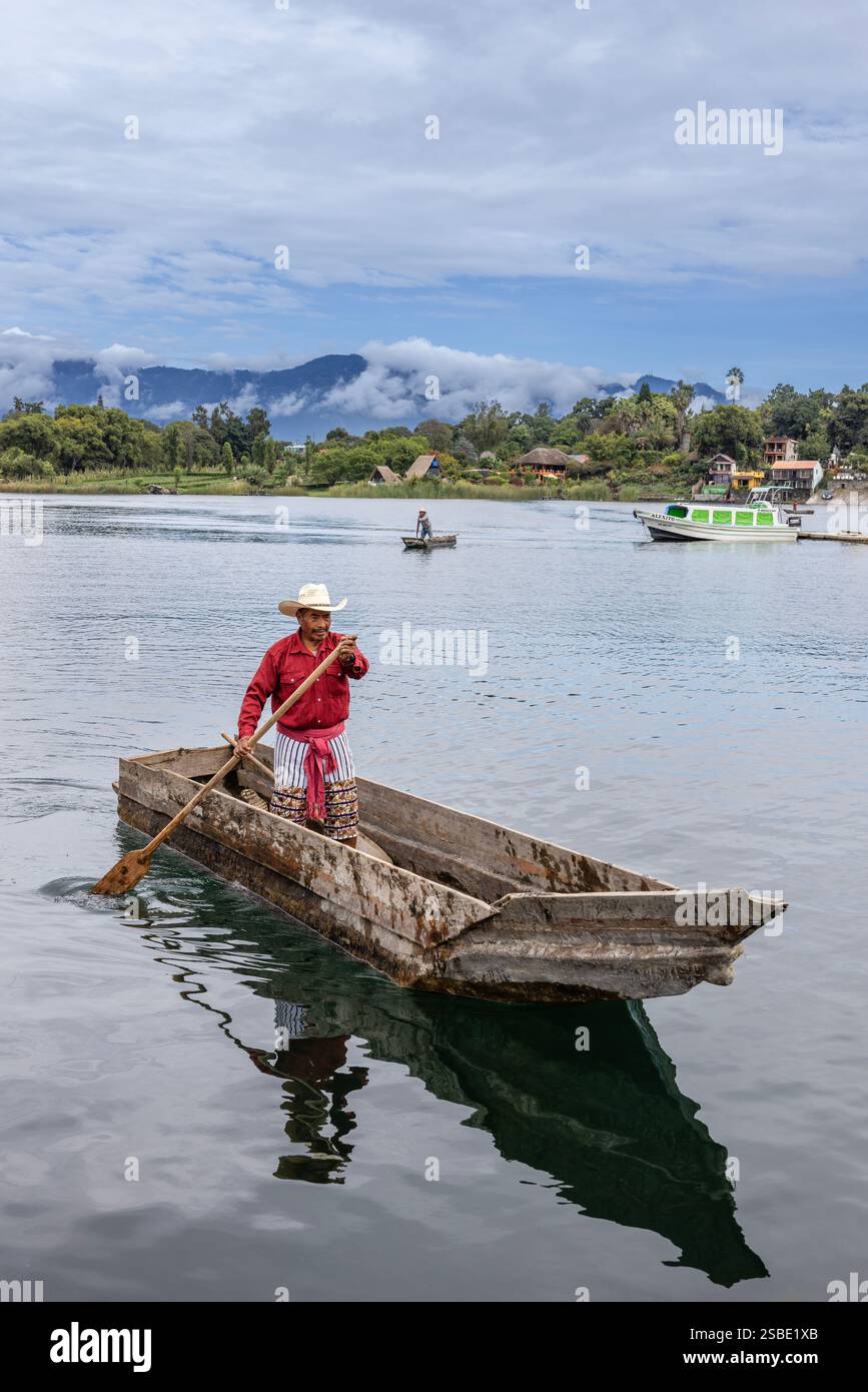 Passerai in canoa di fronte al vulcano San Pedro nelle Highlands guatemalteche sulla riva del lago Atitlan, Guatemala Foto Stock