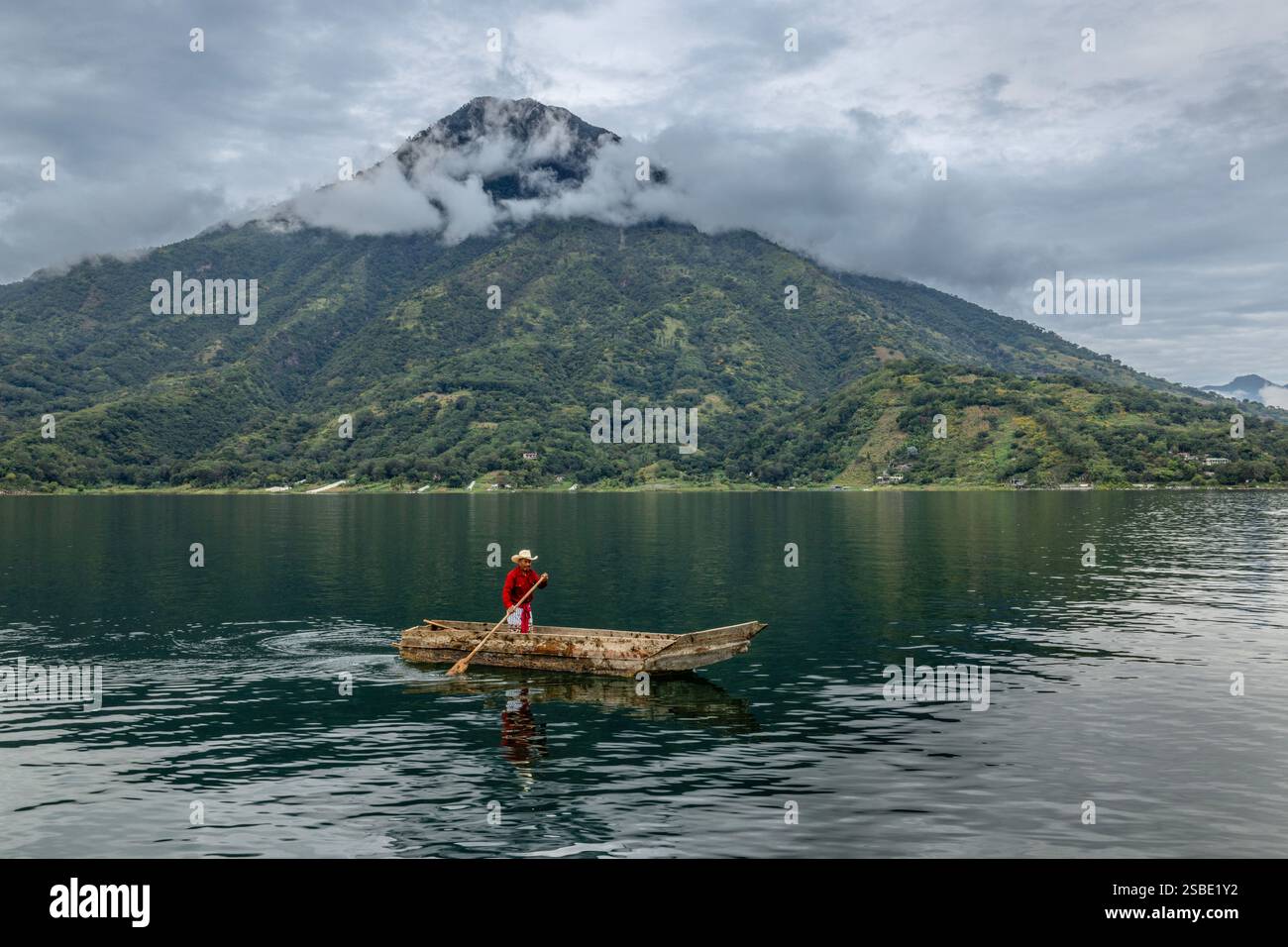 Passerai in canoa di fronte al vulcano San Pedro nelle Highlands guatemalteche sulla riva del lago Atitlan, Guatemala Foto Stock