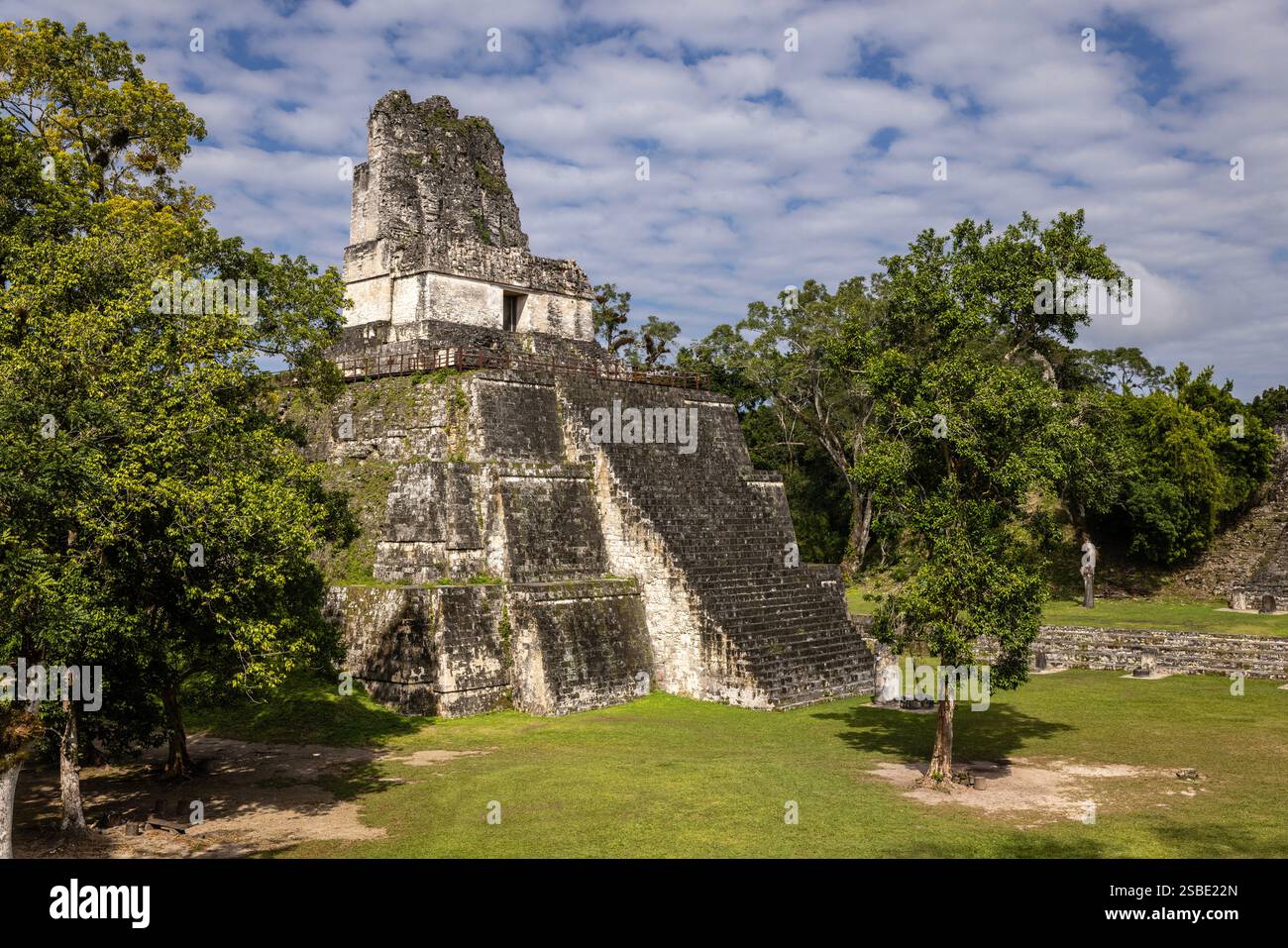 Tempio II, Tempio delle maschere, dell'antica città maya di Tikal nella foresta pluviale tropicale di Petén, El Peten, Guatemala Foto Stock