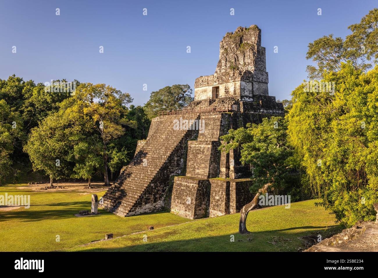 Tempio II, Tempio delle maschere, dell'antica città maya di Tikal nella foresta pluviale tropicale di Petén, El Peten, Guatemala Foto Stock