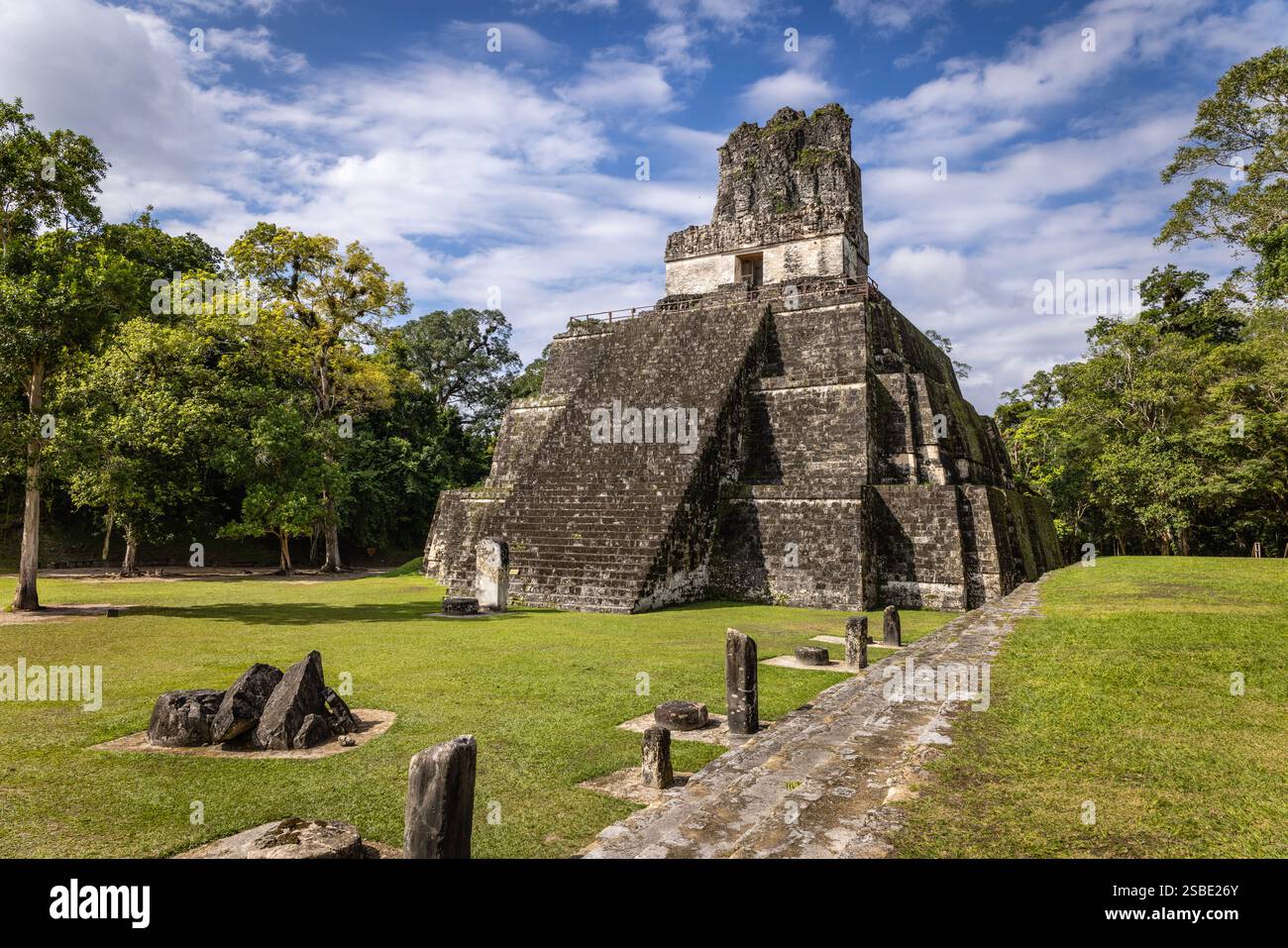 Tempio II, Tempio delle maschere, dell'antica città maya di Tikal nella foresta pluviale tropicale di Petén, El Peten, Guatemala Foto Stock