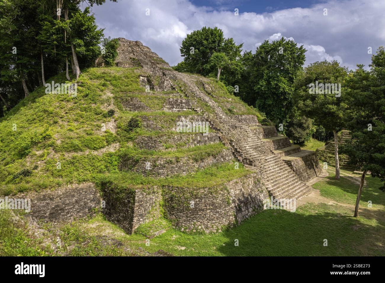 Rovine maya di Yaxha presso l'Acropolis Norte, Laguna Yaxjá, Guatemala Foto Stock