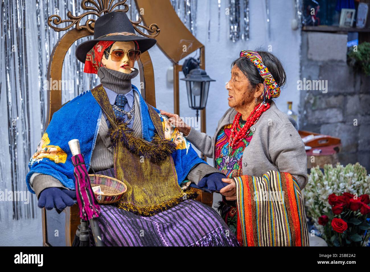 Cerimonia della divinità maya San massimo nel villaggio di Zunil nelle Highlands guatemalteche, Guatemala Foto Stock