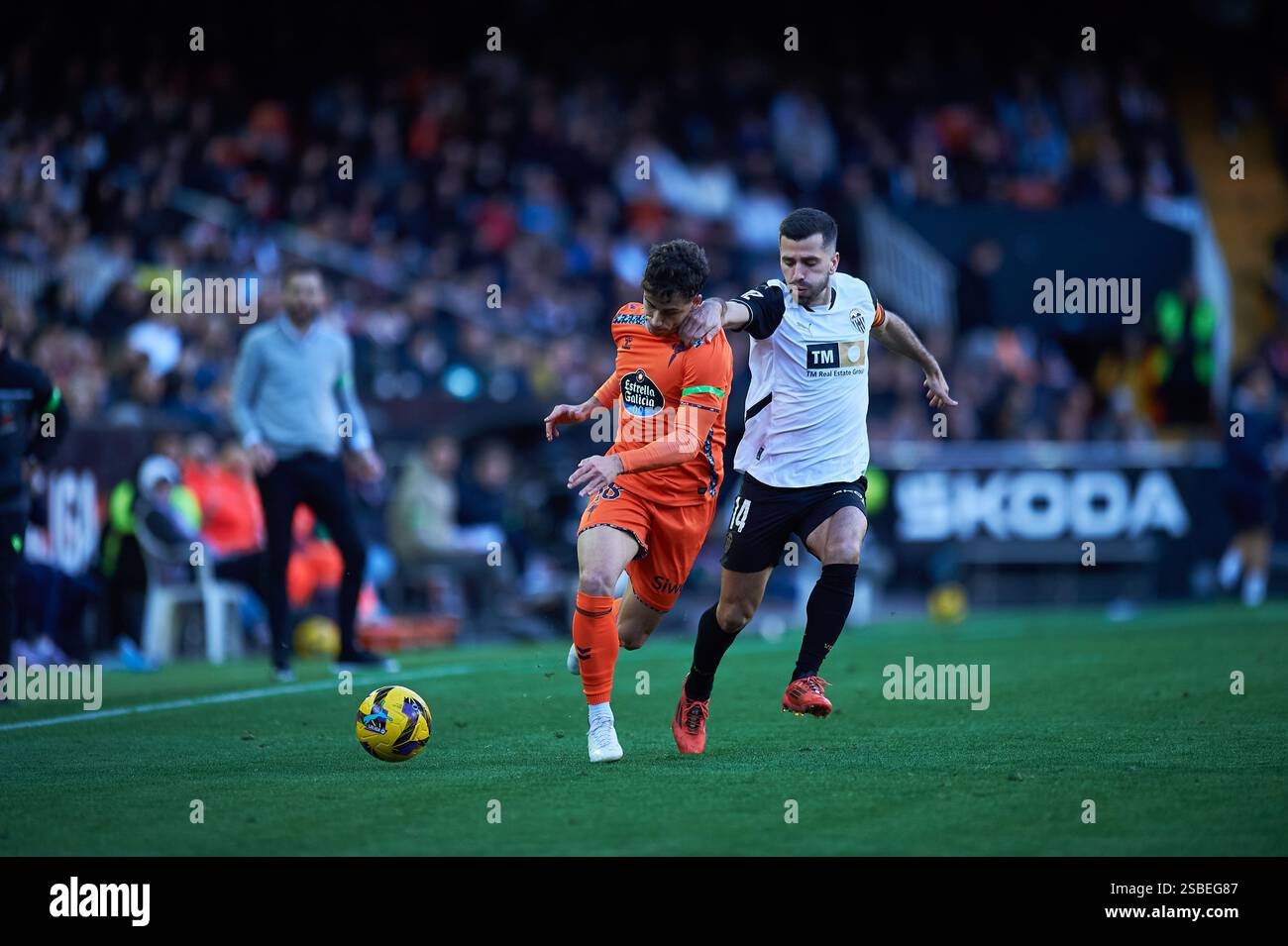 Valencia, Spagna. 2 febbraio 2025. Pablo Duran Fernandez di Celta de Vigo (L) e Jose Gaya di Valencia CF (R) visti in azione durante il Round 22 della Liga EA Sport tra Valencia CF e Celta de Vigo allo stadio Mestalla. Punteggio finale: Valencia CF 2:1 Celta de Vigo (foto di Vicente Vidal Fernandez/SOPA Images/Sipa USA) credito: SIPA USA/Alamy Live News Foto Stock