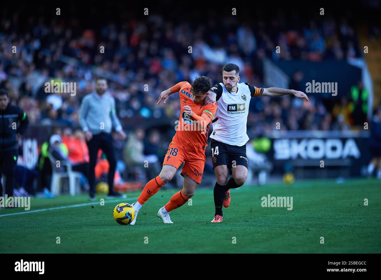 Valencia, Spagna. 2 febbraio 2025. Pablo Duran Fernandez di Celta de Vigo (L) e Jose Gaya di Valencia CF (R) visti in azione durante il Round 22 della Liga EA Sport tra Valencia CF e Celta de Vigo allo stadio Mestalla. Punteggio finale: Valencia CF 2:1 Celta de Vigo (foto di Vicente Vidal Fernandez/SOPA Images/Sipa USA) credito: SIPA USA/Alamy Live News Foto Stock
