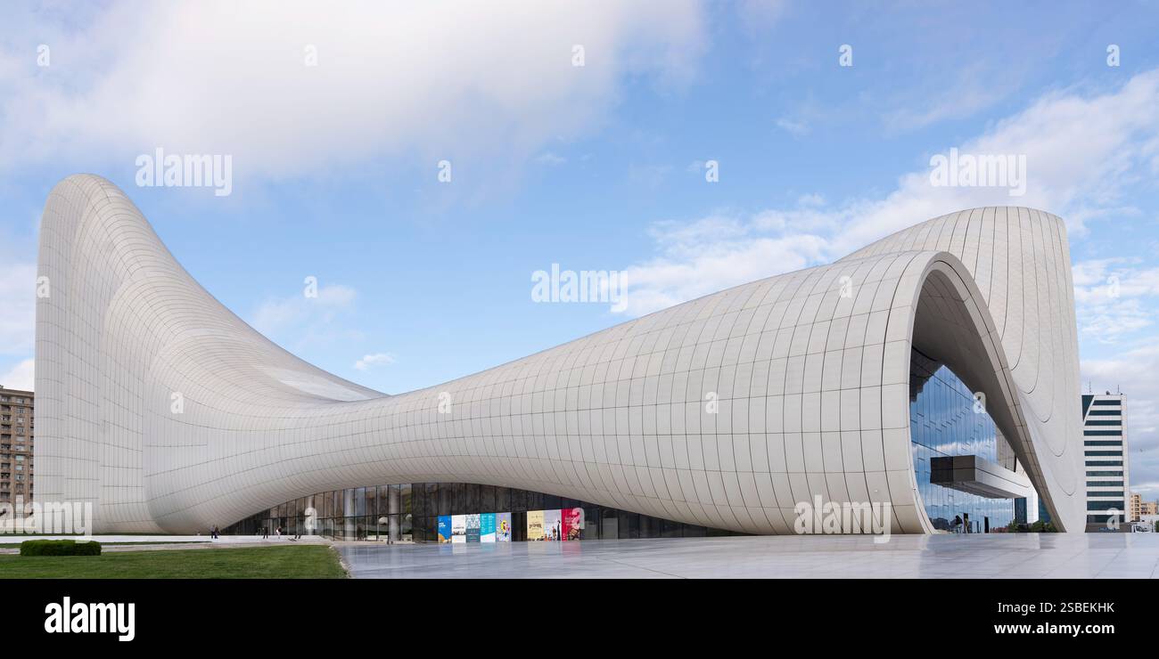 Baku, Azerbaigian - 7 maggio 2024: Heydar Aliyev Centre, progettato da Zaha Hadid, presenta l'architettura contemporanea con il suo design a forma d'onda Foto Stock