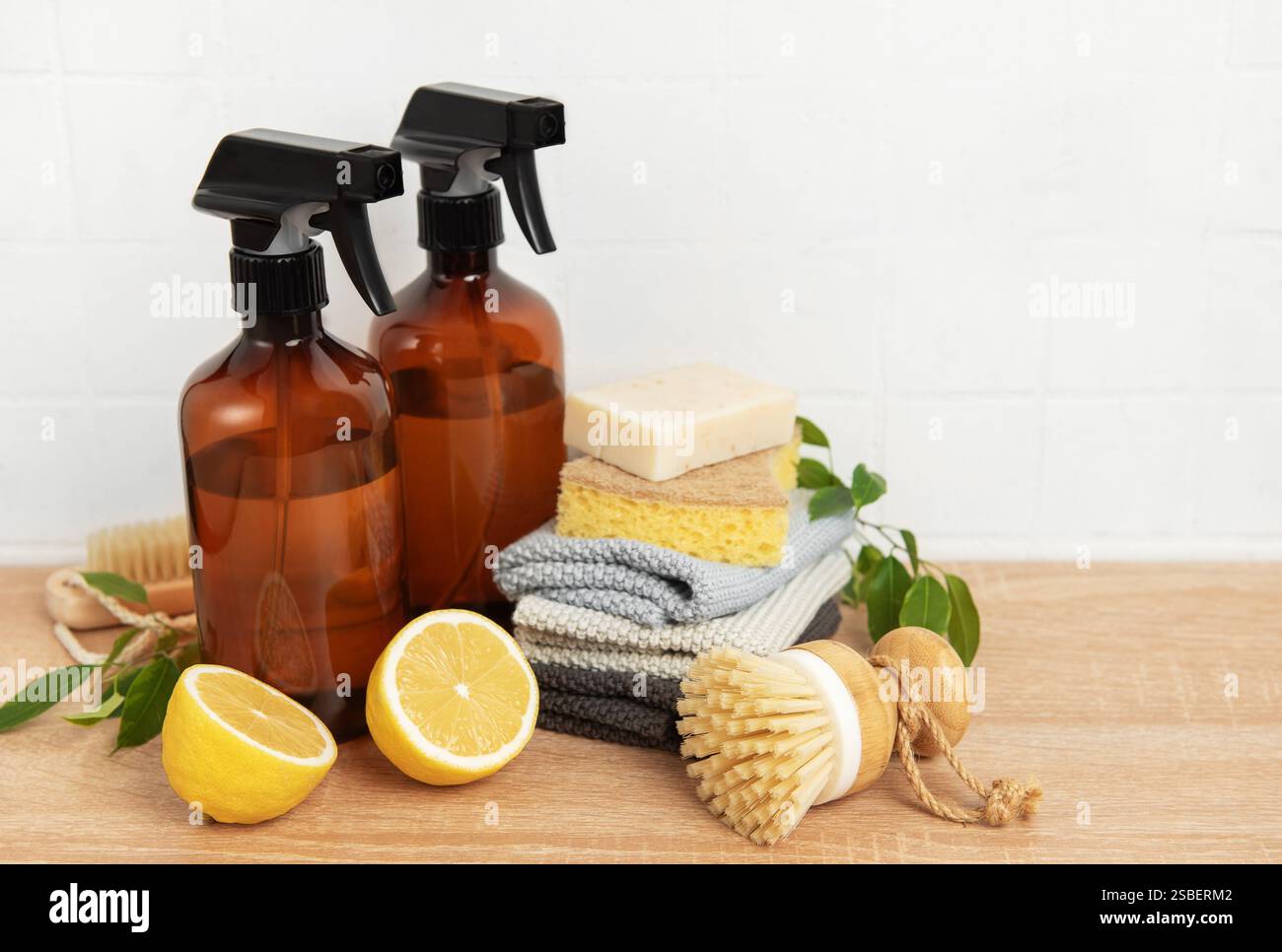 I prodotti per la pulizia naturale, il limone e i panni riutilizzabili creano una routine di pulizia sostenibile Foto Stock