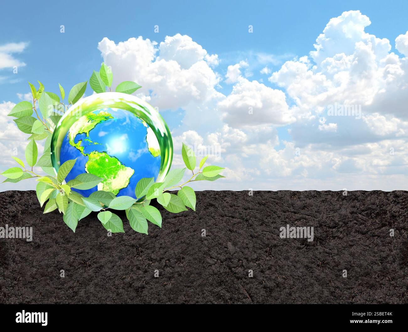 Terra nella sfera di vetro, foglie verdi su terreno nero. Ecologia, ecologia, zero rifiuti. Turismo ecologico, viaggi che promuovono la consapevolezza ambientale, verde l Foto Stock