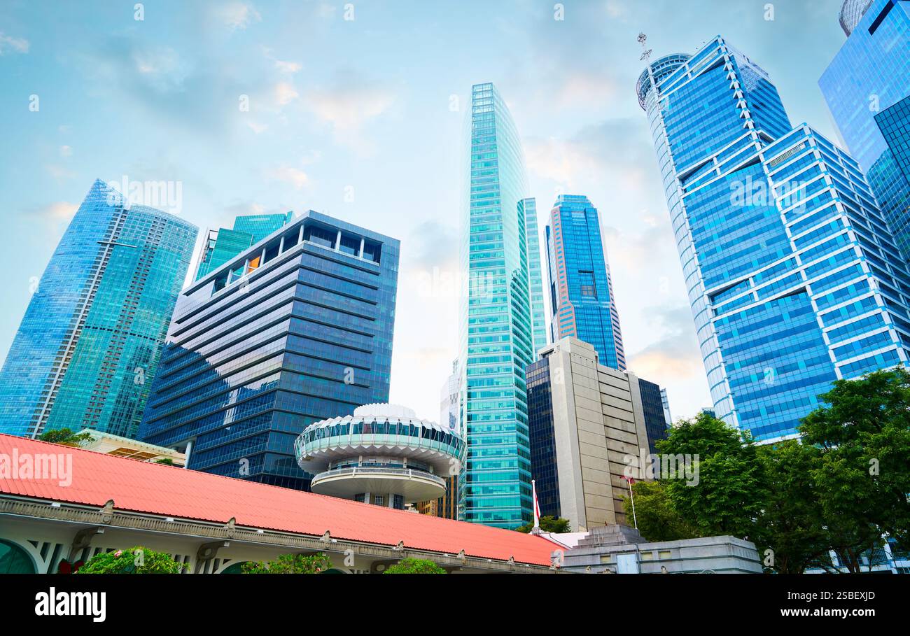 I moderni grattacieli dominano lo skyline sopra i tradizionali tetti del quartiere finanziario centrale di singapore, mostrando la dinamica miscela di Ol Foto Stock