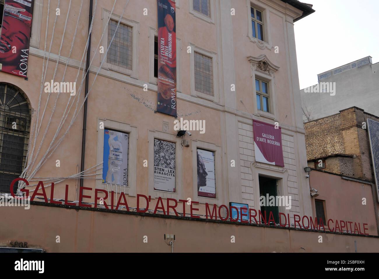 UNA VISTA ESTERNA DELLA GALLERIA D'ARTE MODERNA DI ROMA CAPITALE Foto Stock