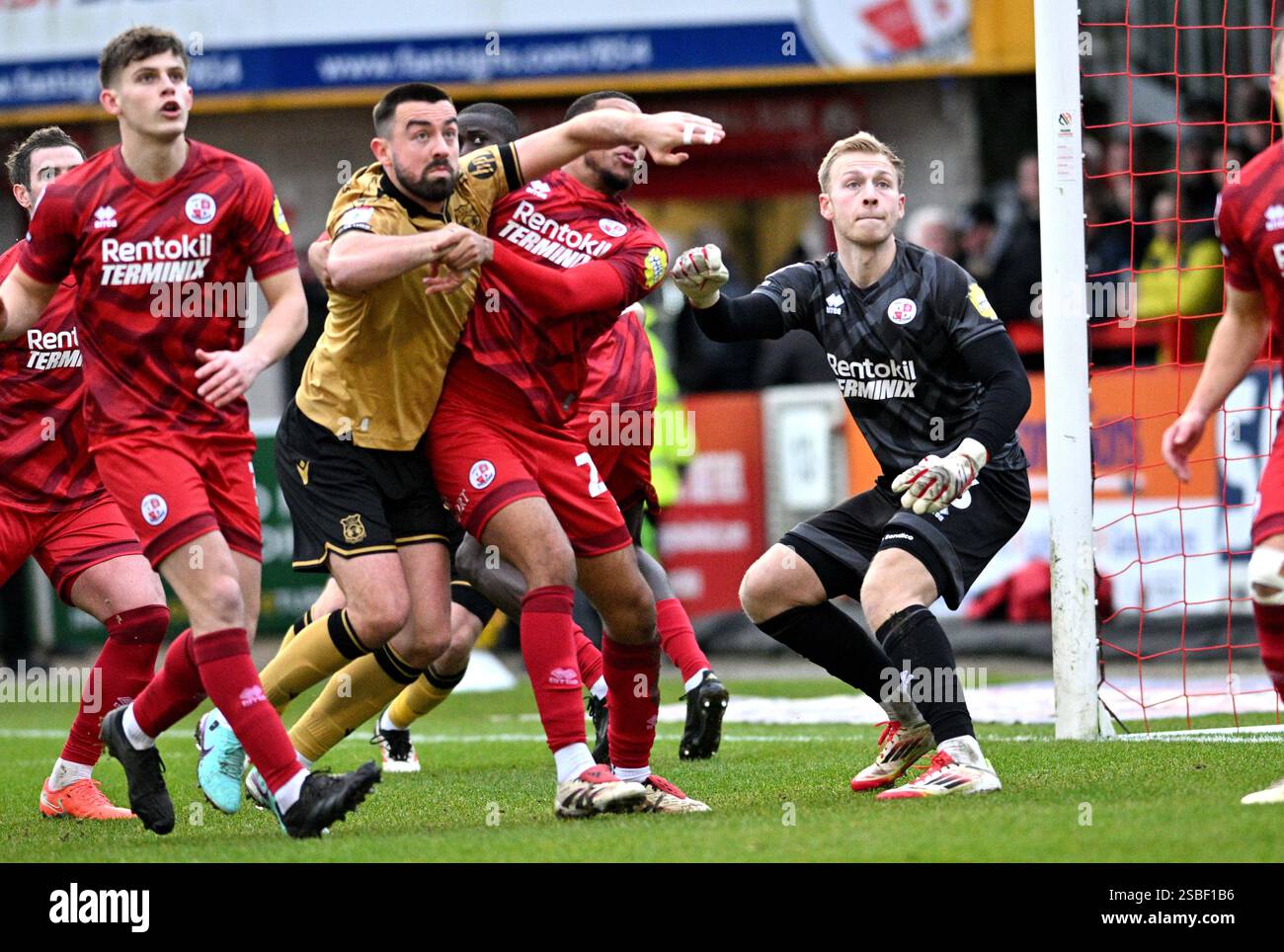 Il portiere Matt Cox di Crawley sulla destra attende che una croce arrivi durante la partita Sky Bet EFL League One tra Crawley Town e Wrexham al Broadfield Stadium di Crawley, Regno Unito - 1 febbraio 2025 foto Simon Dack / Telephoto Images solo uso editoriale. Niente merchandising. Per le immagini di calcio si applicano restrizioni fa e Premier League inc. Non è consentito l'utilizzo di Internet/dispositivi mobili senza licenza FAPL. Per ulteriori dettagli, contattare Football Dataco Foto Stock