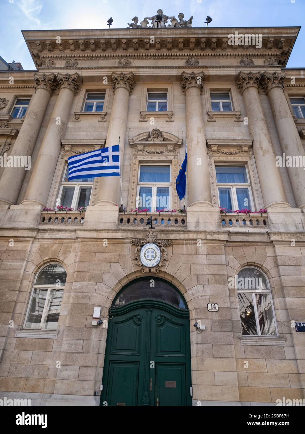 Facciata neoclassica dell'edificio del Consolato Greco a Vienna con bandiere greche e dell'UE, Austria. Foto Stock