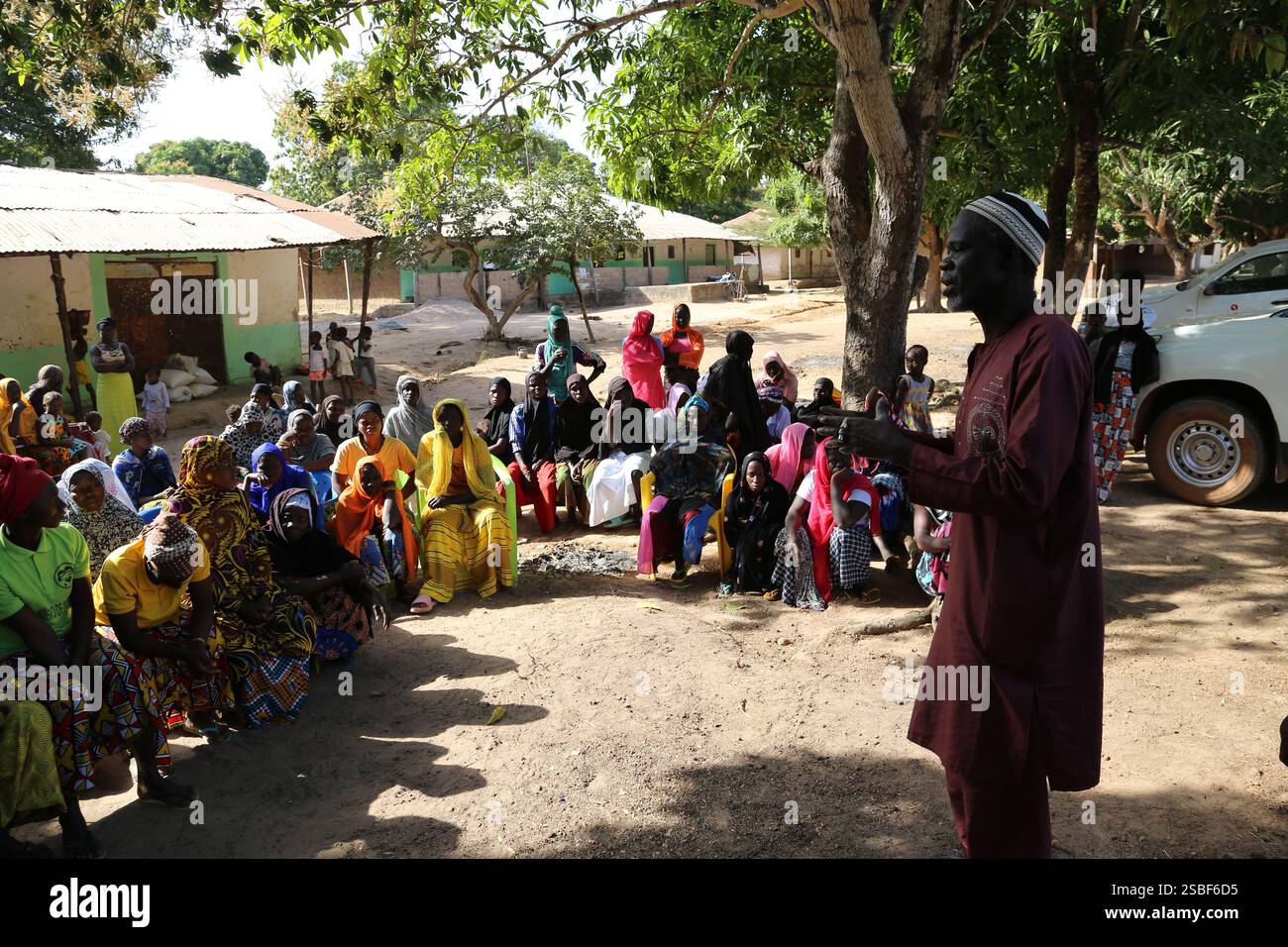 Bafata, Guinea-Bissau. 30 gennaio 2025. Il capo del villaggio Queba Santos Seidi esprime la sua gratitudine al team cinese di assistenza tecnica agricola del villaggio di Manbonco nella regione di OIO, Guinea-Bissau, il 30 gennaio 2025. PER ANDARE CON "Feature: Gli esperti cinesi aiutano gli agricoltori della Guinea-Bissau a raccogliere riso di alta qualità" credito: Si Yuan/Xinhua/Alamy Live News Foto Stock