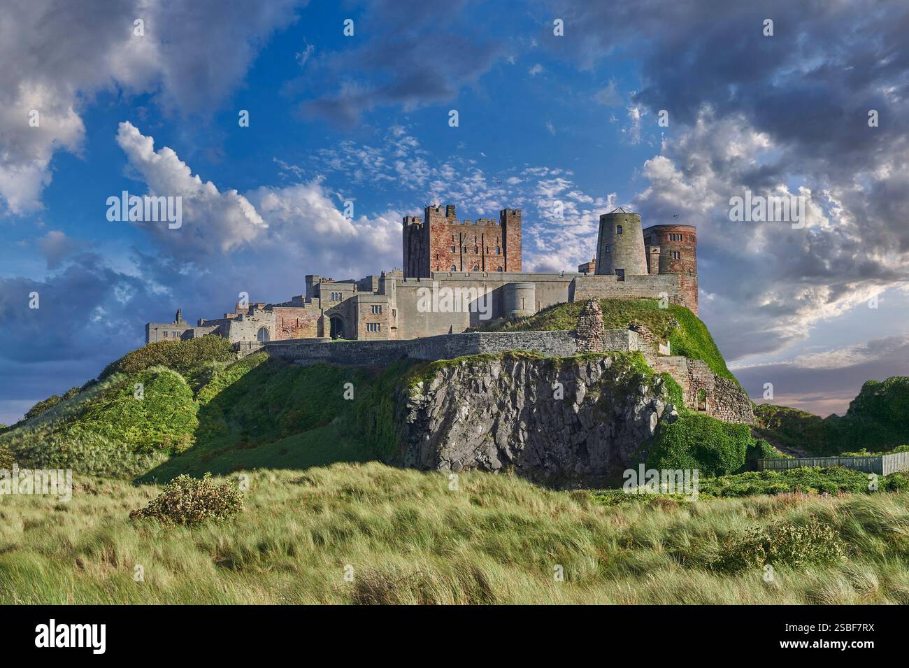 Foto dello storico castello medievale di Banburgh e della spiaggia sulla costa nord-orientale del Northumberland in Inghilterra, Regno Unito. Foto Stock