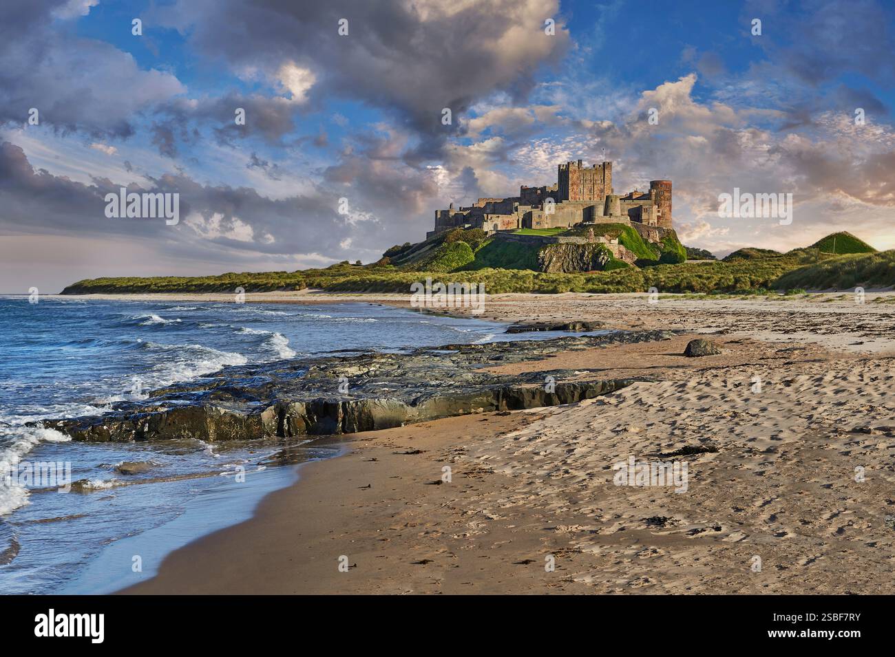 Foto dello storico castello medievale di Banburgh e della spiaggia sulla costa nord-orientale del Northumberland in Inghilterra, Regno Unito. Foto Stock