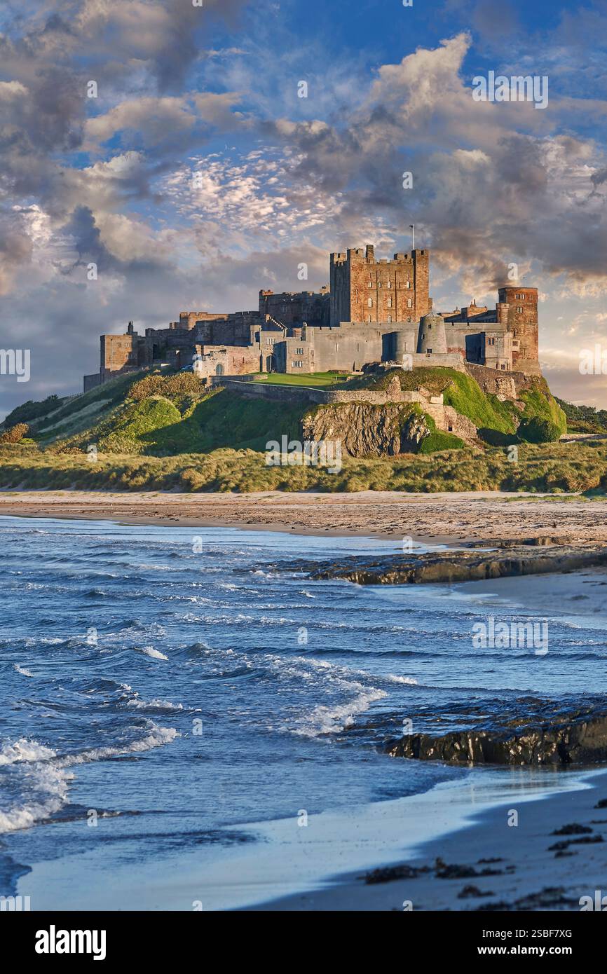 Foto dello storico castello medievale di Banburgh e della spiaggia sulla costa nord-orientale del Northumberland in Inghilterra, Regno Unito. Foto Stock