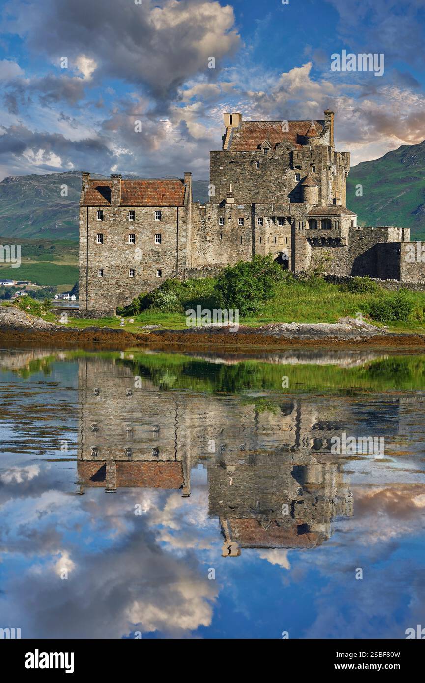 Il castello di Eilean Donan è costruito su una piccola isola di marea situata alla confluenza di tre laghi marini (Loch Duich, Loch Long e Loch Alsh) nel W Foto Stock