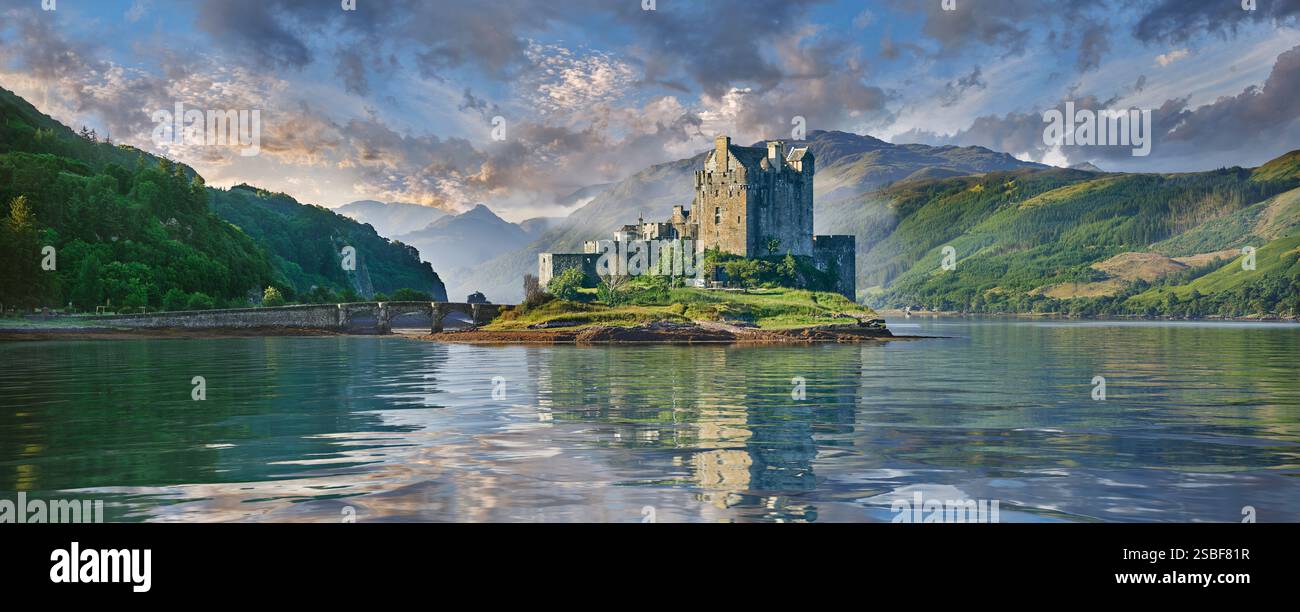 Il castello di Eilean Donan è costruito su una piccola isola di marea situata alla confluenza di tre laghi marini (Loch Duich, Loch Long e Loch Alsh) nel W Foto Stock