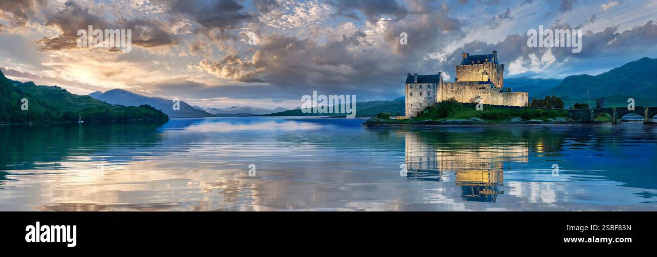 Il castello di Eilean Donan è costruito su una piccola isola di marea situata alla confluenza di tre laghi marini (Loch Duich, Loch Long e Loch Alsh) nel W Foto Stock