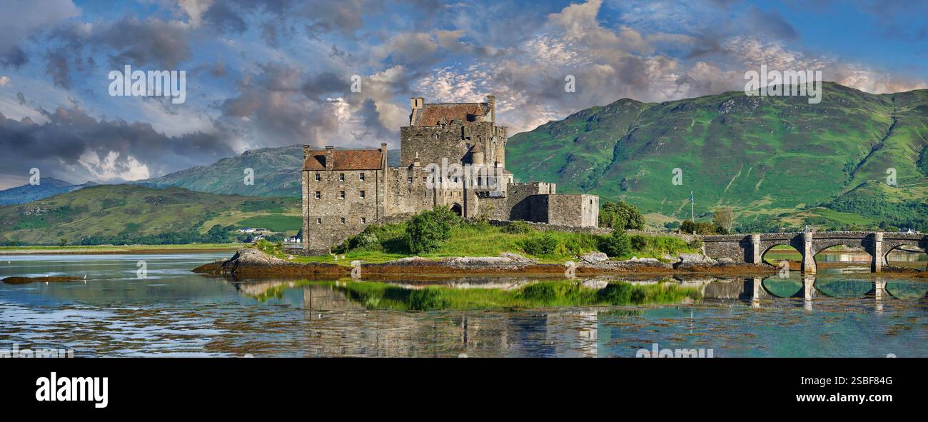 Il castello di Eilean Donan è costruito su una piccola isola di marea situata alla confluenza di tre laghi marini (Loch Duich, Loch Long e Loch Alsh) nel W Foto Stock