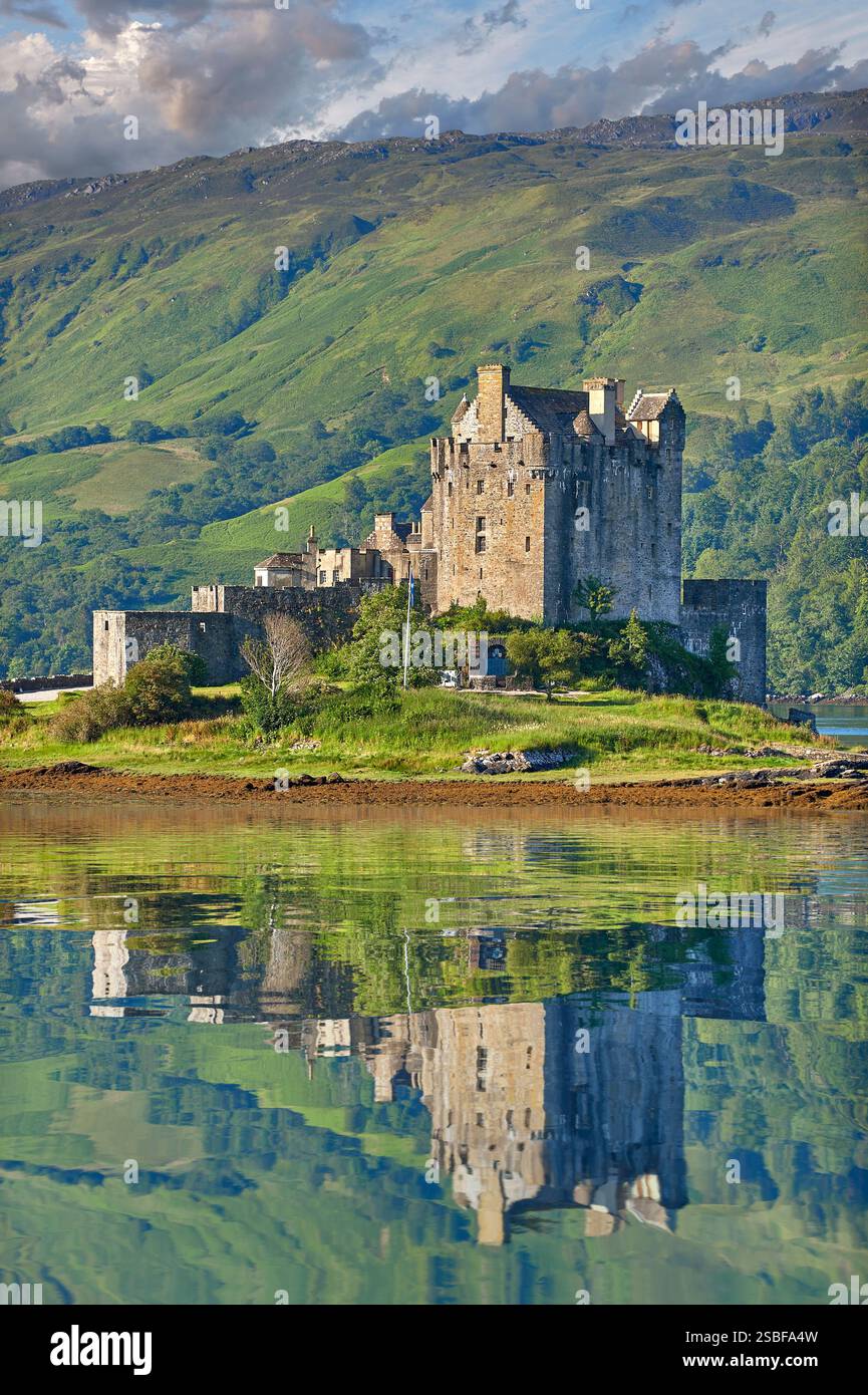 Il castello di Eilean Donan è costruito su una piccola isola di marea situata alla confluenza di tre laghi marini (Loch Duich, Loch Long e Loch Alsh) nel W Foto Stock