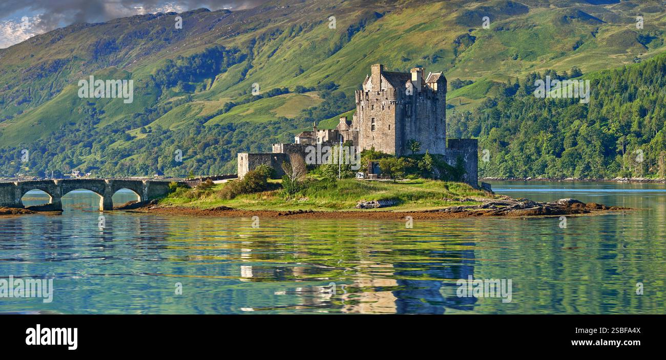 Il castello di Eilean Donan è costruito su una piccola isola di marea situata alla confluenza di tre laghi marini (Loch Duich, Loch Long e Loch Alsh) nel W Foto Stock