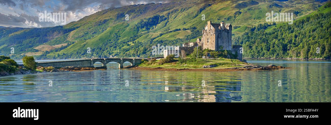 Il castello di Eilean Donan è costruito su una piccola isola di marea situata alla confluenza di tre laghi marini (Loch Duich, Loch Long e Loch Alsh) nel W Foto Stock